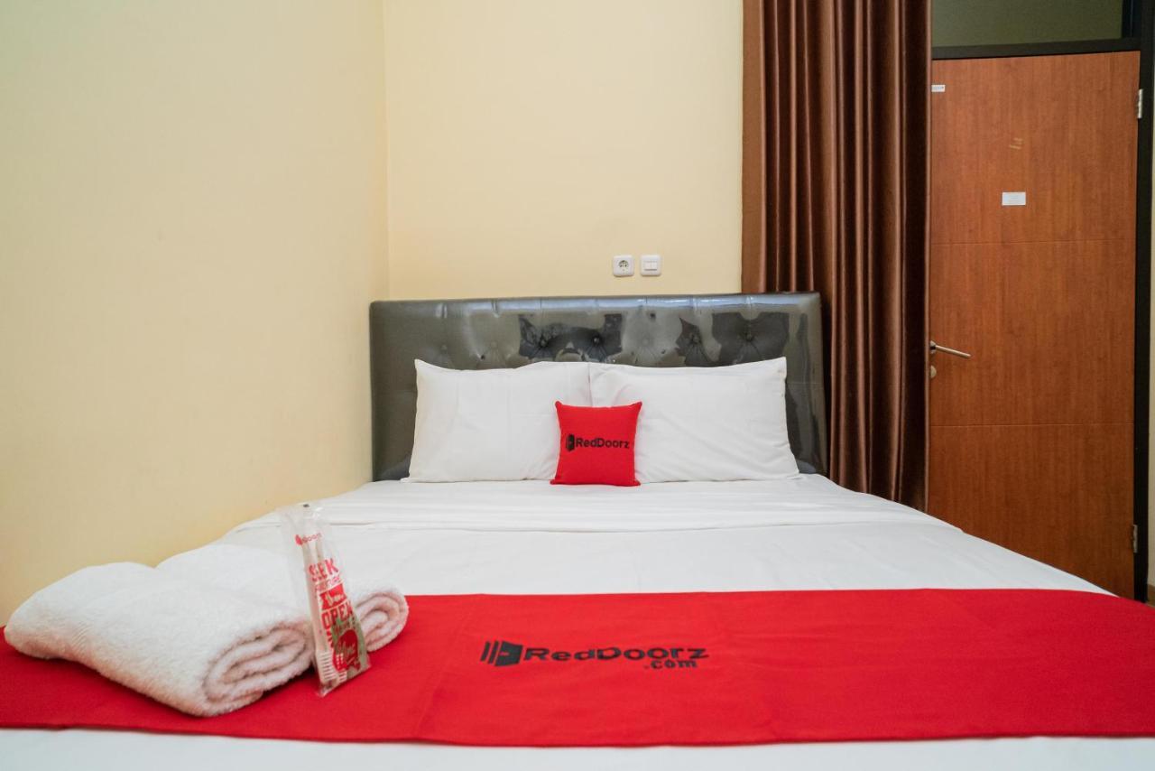 Reddoorz Syariah Near Jembatan Merah Plaza Krembangan Exterior foto