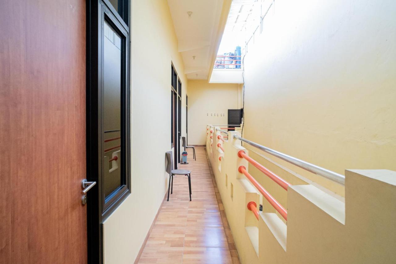 Reddoorz Syariah Near Jembatan Merah Plaza Krembangan Exterior foto