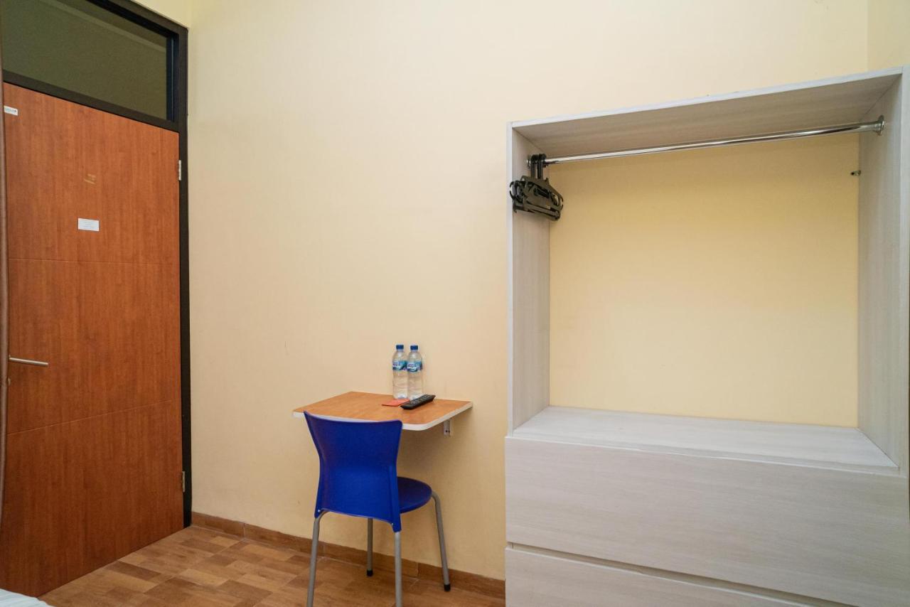 Reddoorz Syariah Near Jembatan Merah Plaza Krembangan Exterior foto