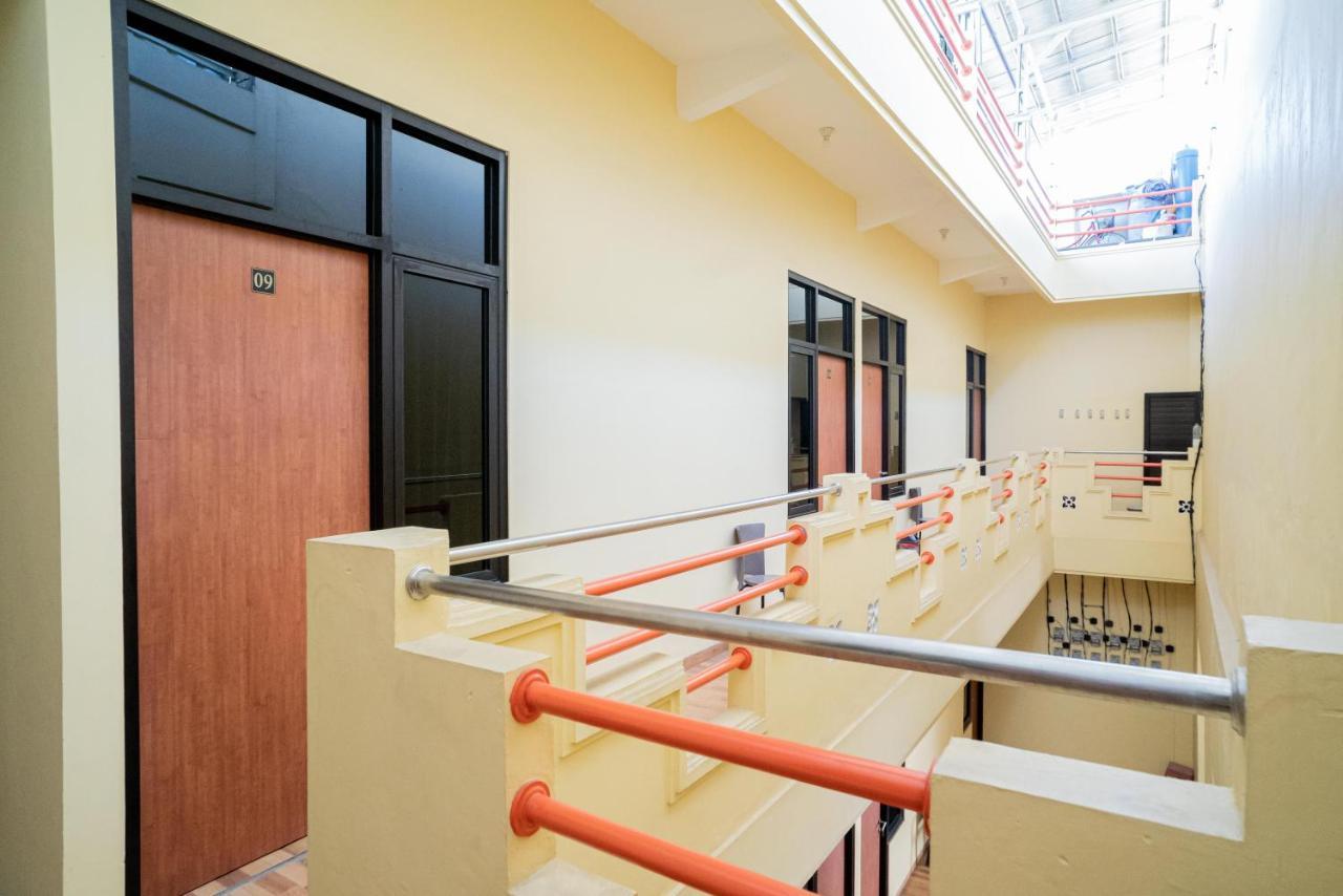 Reddoorz Syariah Near Jembatan Merah Plaza Krembangan Exterior foto